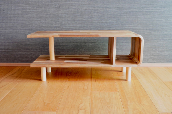 アカシアの美しさが際立つコの字型ローテーブル 3枚目の画像