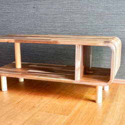 アカシアの美しさが際立つコの字型ローテーブル 4枚目の画像