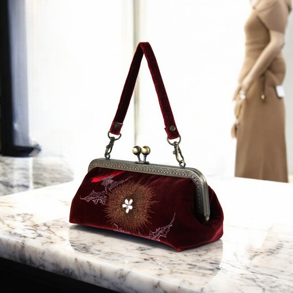 アンティークな別珍ショールをリメイクしたがま口バッグ/エンジの地に  