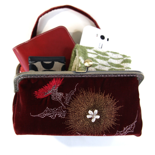 アンティークな別珍ショールをリメイクしたがま口バッグ/エンジの地に