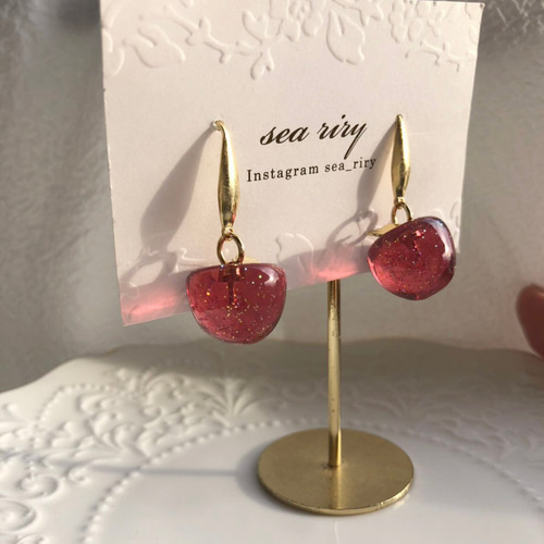 no.731 秋色りんご 林檎 深緋色 ラメ入り きらきら りんごピアス