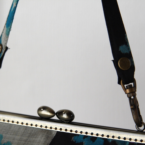 ジャパニーズキュート 古い着物をリメイクしたがま口バッグ24ｃｍ　千鳥柄の銘仙 珍しい千鳥柄銘仙着物リメイクがま口バッグ/着物リメイクバッグ