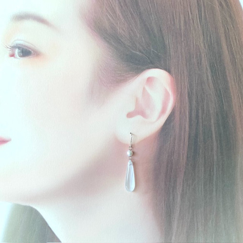 柔らかな白いガラスドロップ の ピアス （イヤリング可） シンプル
