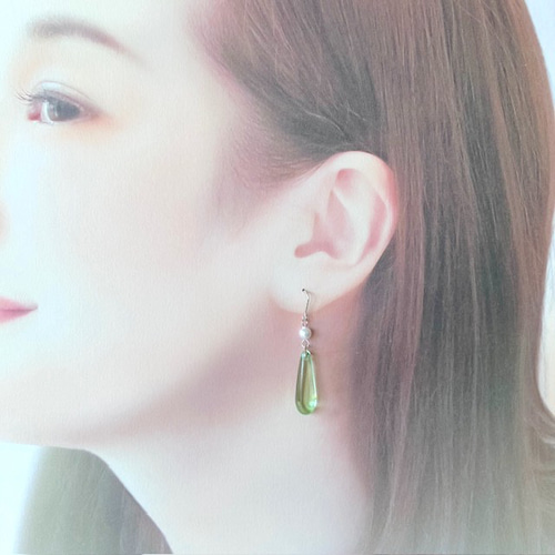 爽やかな緑のガラスドロップ の ピアス （イヤリング可） シンプル