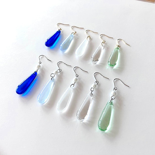 爽やかな緑のガラスドロップ の ピアス （イヤリング可） シンプル