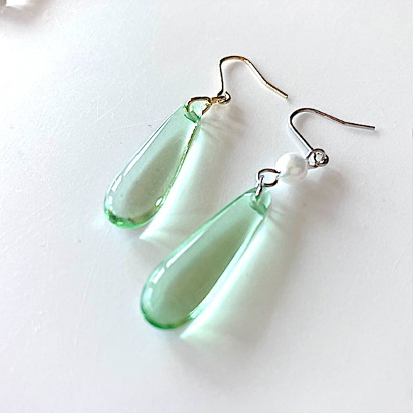 爽やかな緑のガラスドロップ の ピアス （イヤリング可） シンプル