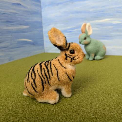 てのりサイズのうさぎさん（虎柄）羊毛フェルト 羊毛フェルト ひつじの