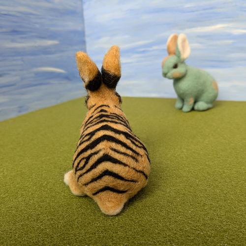 てのりサイズのうさぎさん（虎柄）羊毛フェルト 羊毛フェルト