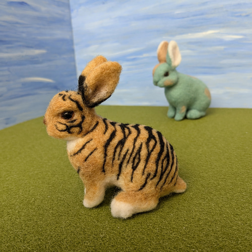 羊毛フェルト　てんてこ様 てのりサイズのうさぎさん（虎柄）羊毛フェルト 羊毛フェルト