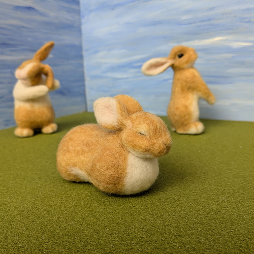 てのりサイズのうさぎさん（香箱座り、眠りうさぎ）羊毛フェルト 羊毛