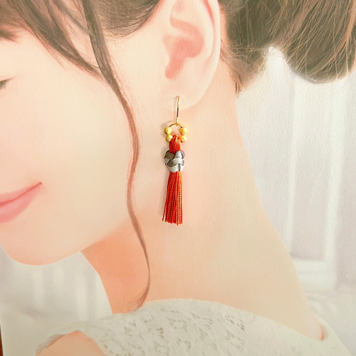 金アレさんにも安心！リボンとシルクタッセルのアシンメトリーピアス