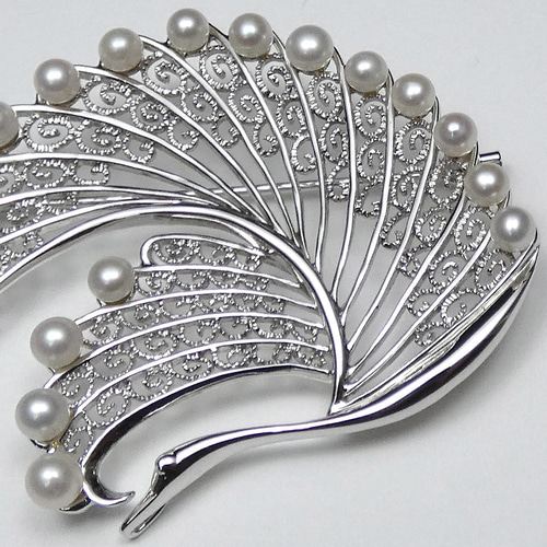 シルバー 本真珠ブローチ孔雀ピーコックデザインベビーパール×18珠