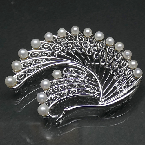 シルバー 本真珠ブローチ孔雀ピーコックデザインベビーパール×18珠