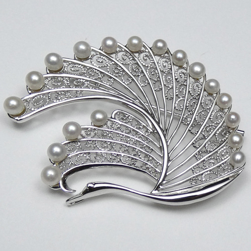 シルバー 本真珠ブローチ孔雀ピーコックデザインベビーパール×18珠