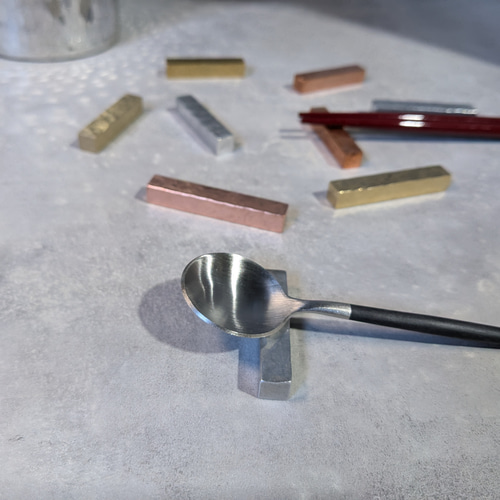 アルミ槌目加工箸置き 箸・箸置き brass&copper 通販 18272671