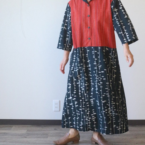 【新品未使用】正絹 紬 無地染 京染 反物 赤系 着物/リメイク/ハンドメイド 着物リメイク 赤の刺し子紬と雨垂れ着物合せオープンカラーワンピース