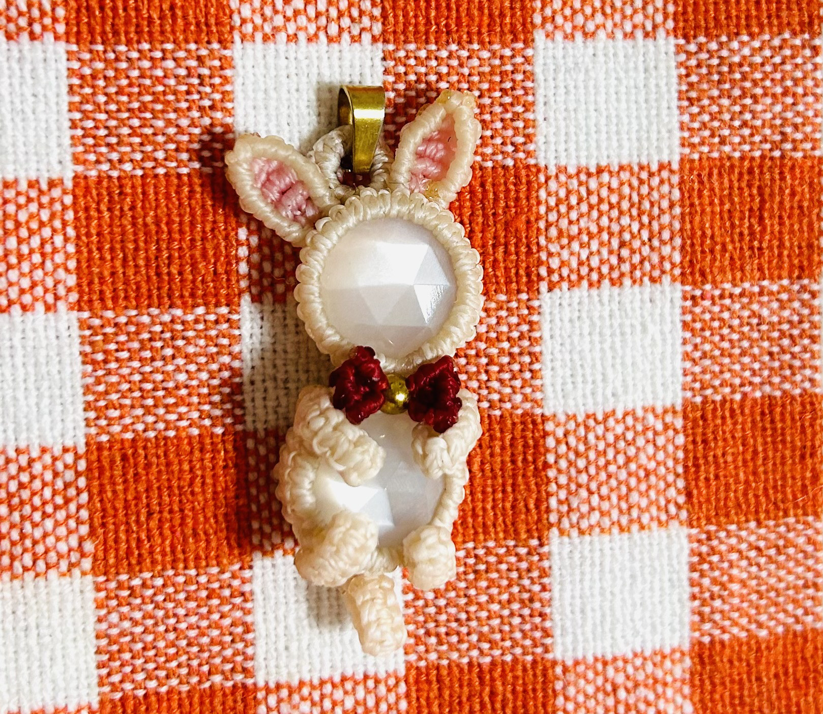 【一点物】〜ホワイトムーンストーンー うさぎネックレストップ マクラメ編み