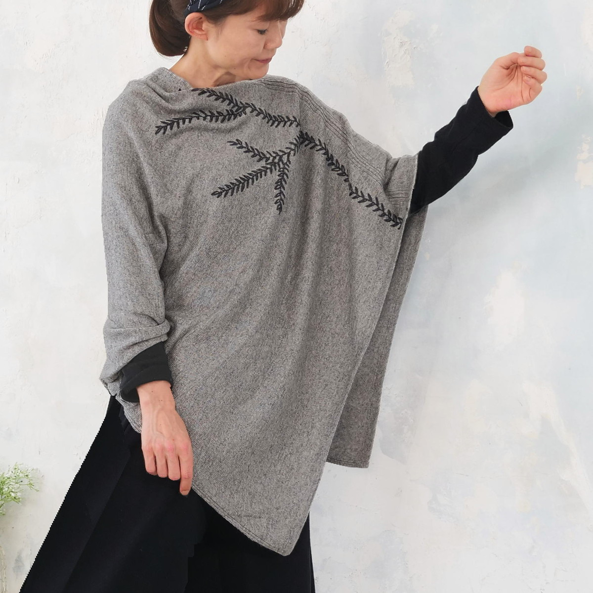 肩に流れるリーフ刺繍＊カシミヤ素材＊ふんわり柔らかい肌触り＊重ね着におしゃれな１枚＊アシンメトリー＊ポンチョ＊グレー