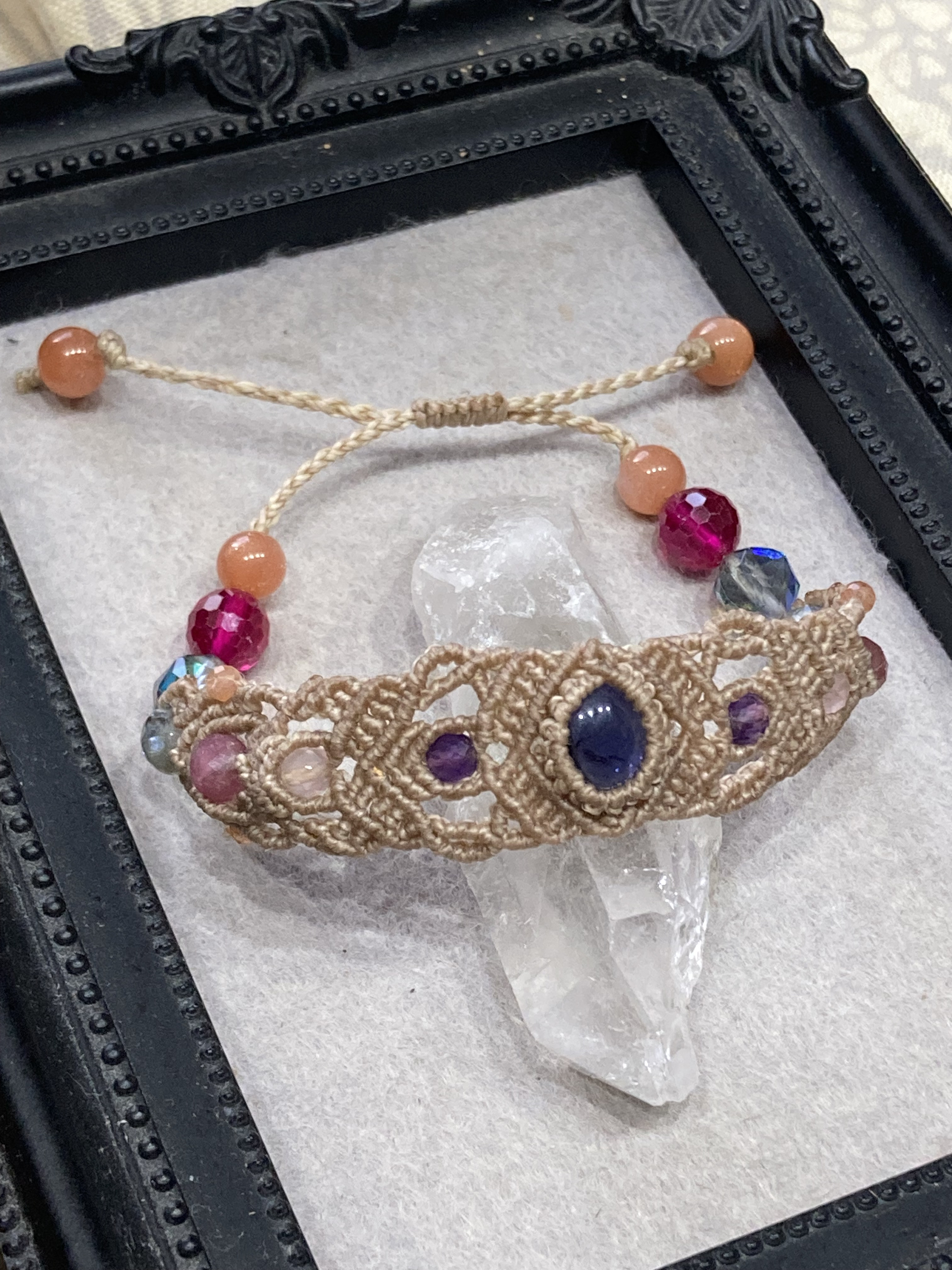 アイオライトルースをセンターに編み込んだマクラメブレスレット