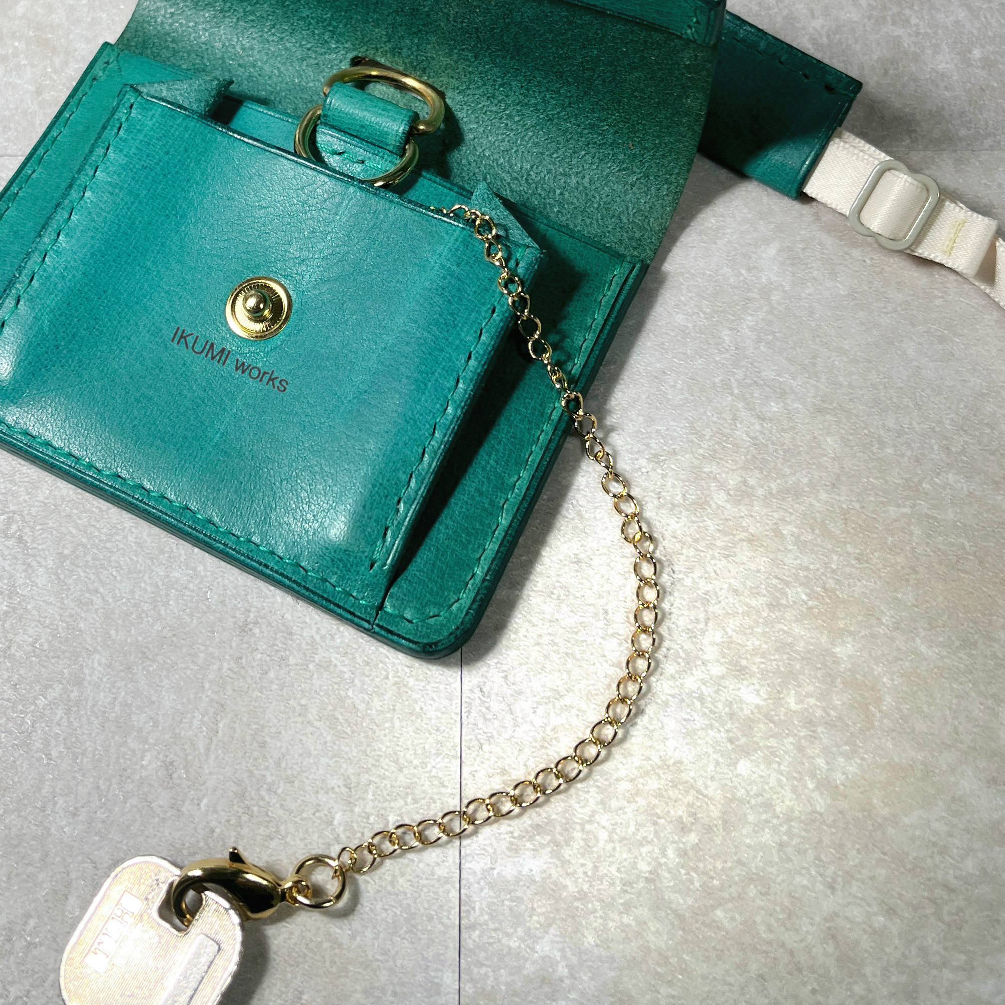 鍵が仕舞える★IDパスケース【イタリアンレザー・ターコイズ】名入れ無料　IDケース　IDカードホルダー　本革