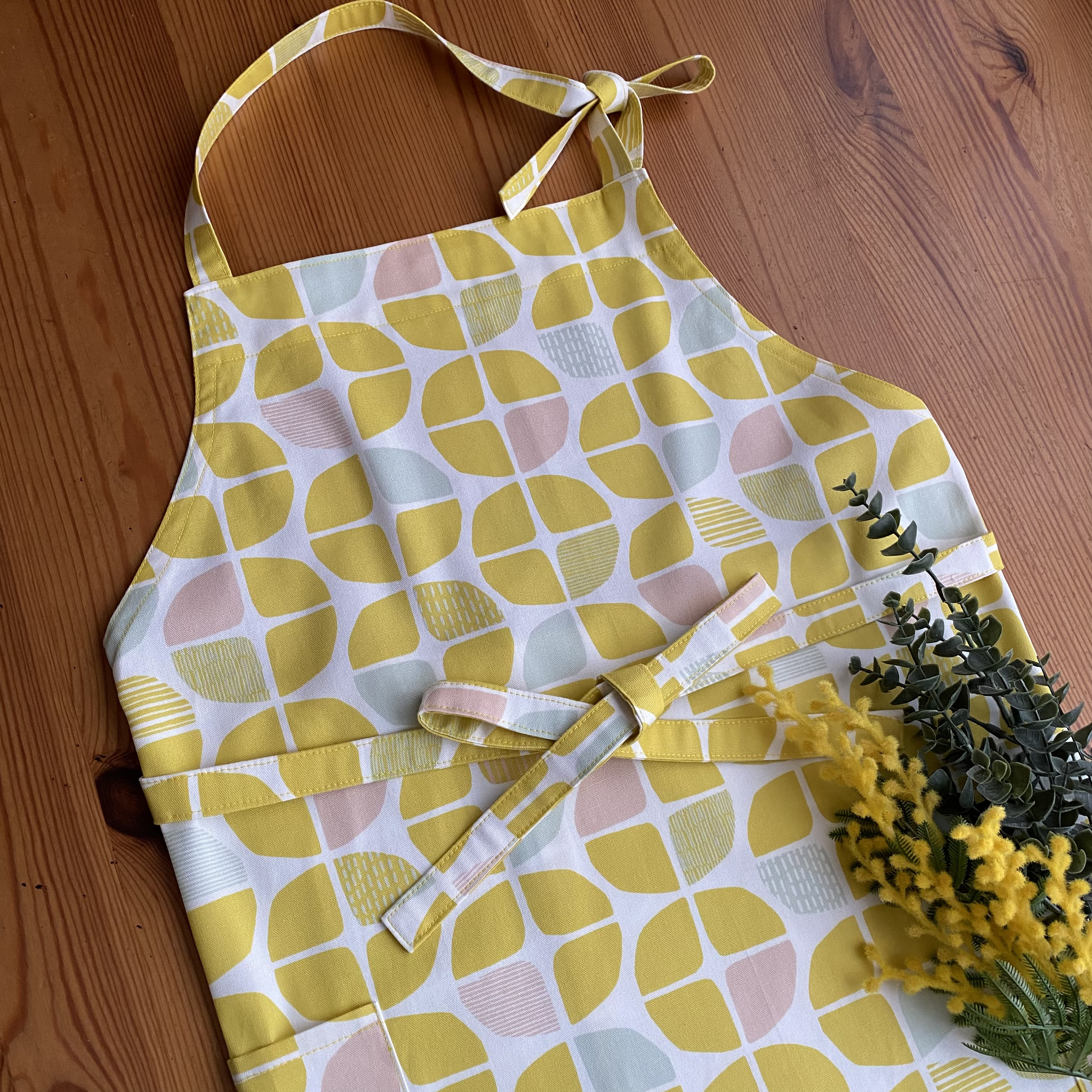 幾何学模様エプロン/北欧柄/ゆったりサイズ/かわいい/ぽっちゃり/黄色/白/プレゼント/元気なカラー