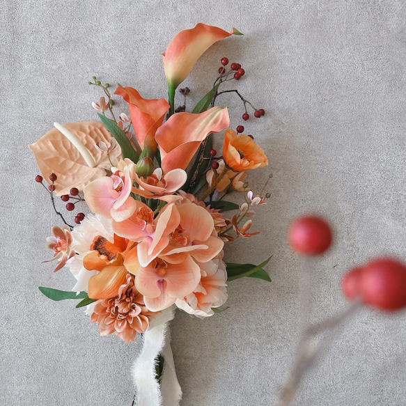 サーモンOrangeの胡蝶蘭＆カラーの実ものブーケ ◻︎アーティ