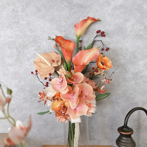 サーモンOrangeの胡蝶蘭＆カラーの実ものブーケ ◻︎アーティ