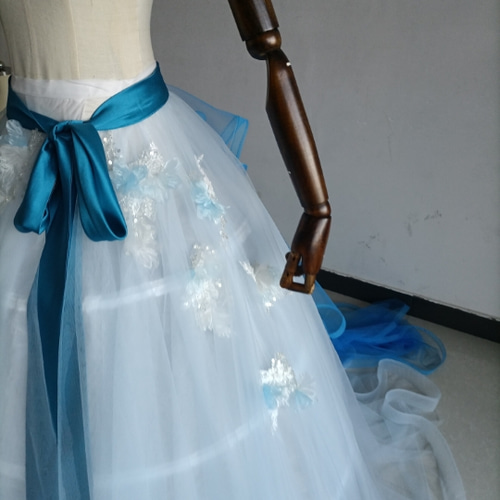 オーバースカート ブルー キラキラ光る刺繍 ベルト 華やかなトレーン  