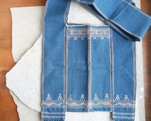 カレン族の草木染め手織りショルダーバッグ / 藍 三角クロス柄