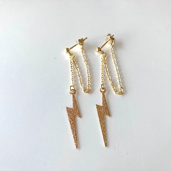 揺れるイナズマ（稲妻）のピアス （スタッド 梨地 金色）イヤリングに