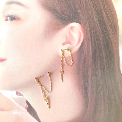 揺れるイナズマ（稲妻）のピアス （スタッド 梨地 金色）イヤリングに