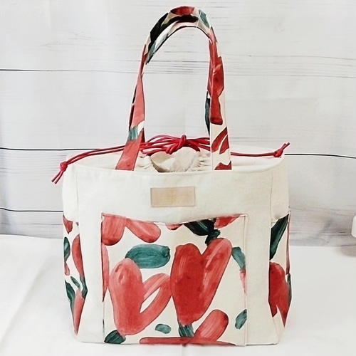 可愛いパネル生地　ハンドメイド　フラットポーチ It's made from a single piece of fabric, but it's lined and