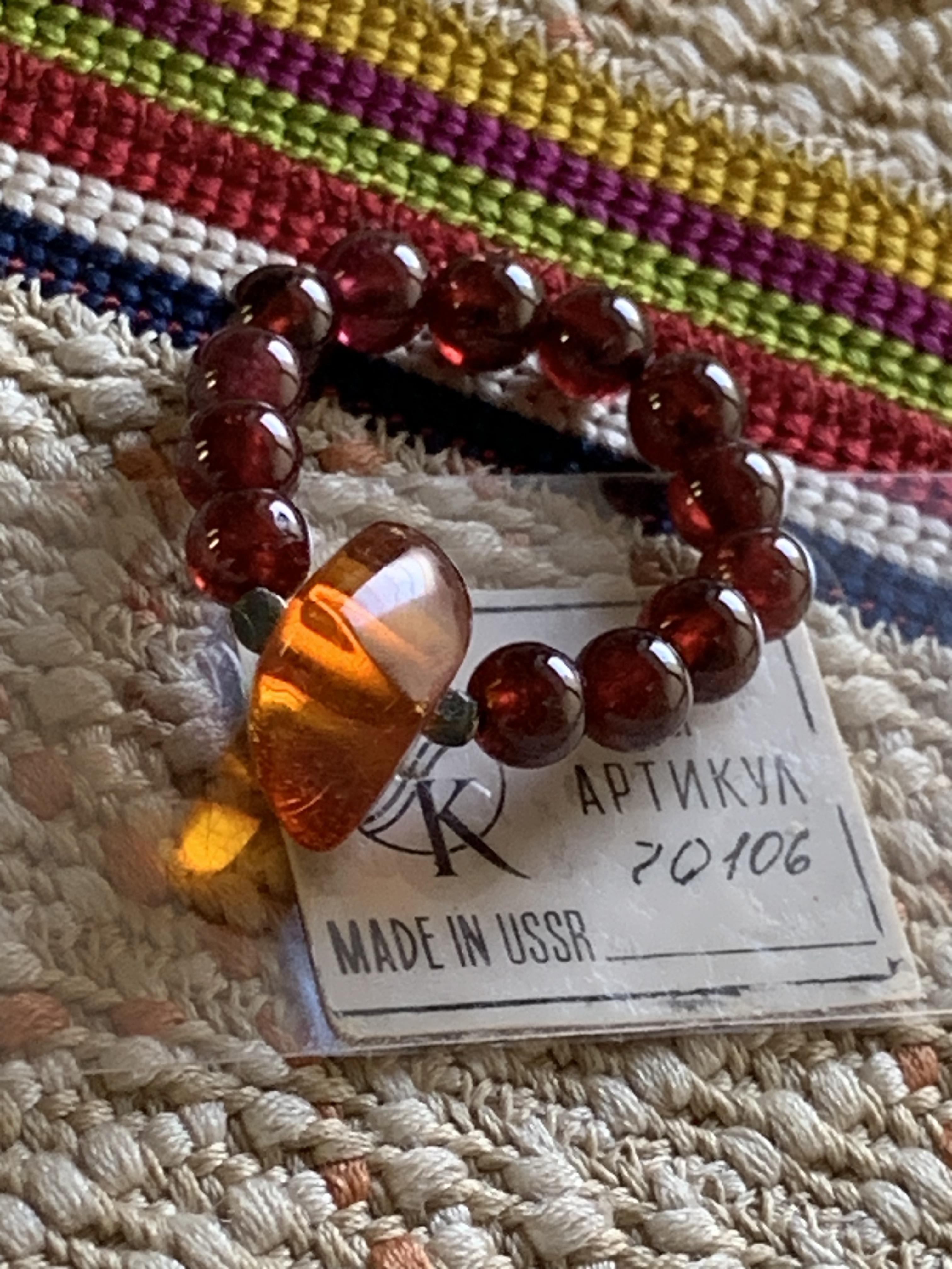 旧ソ連製の琥珀とアルマンダインガーネットの指輪 護符リング