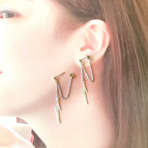 揺れるイナズマ（稲妻）のピアス （スタッド 梨地 銀色）イヤリングに