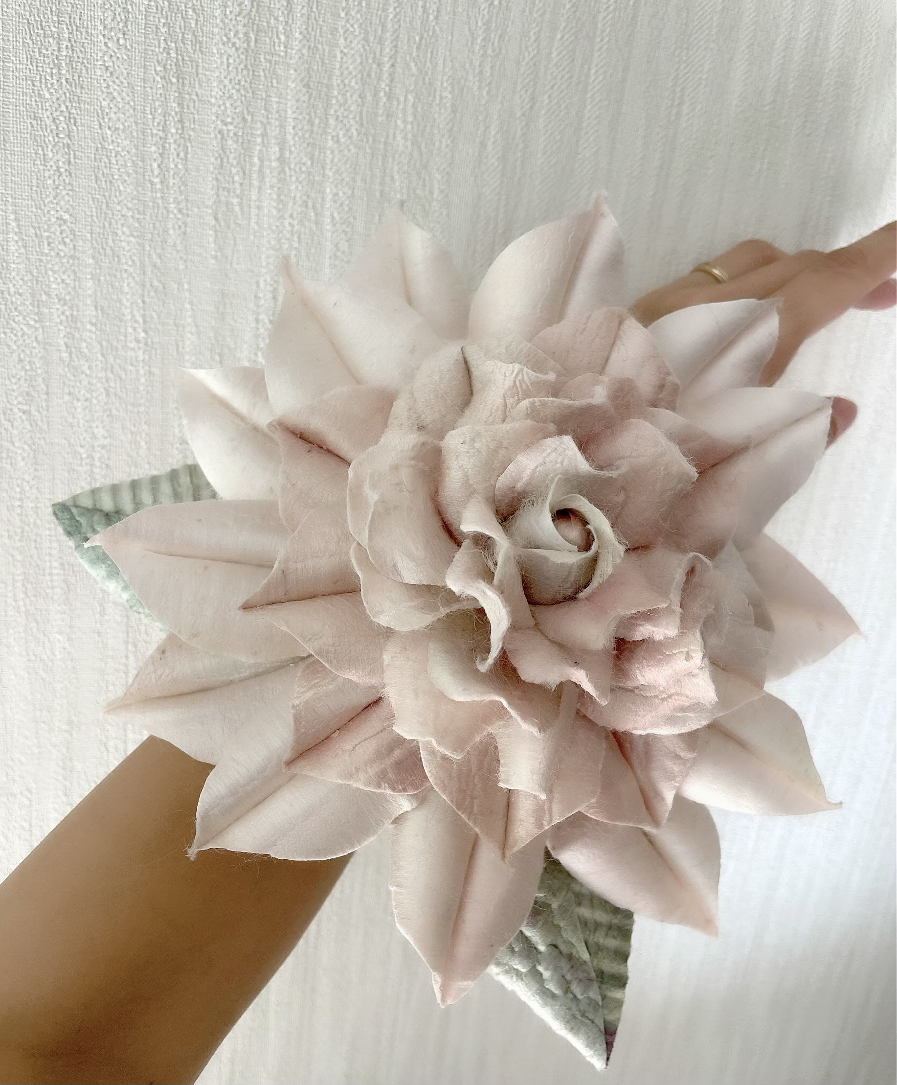 輝く国産シルク使用のウエディングブレスレット、シルクの花がハレの日に彩りをそえる。