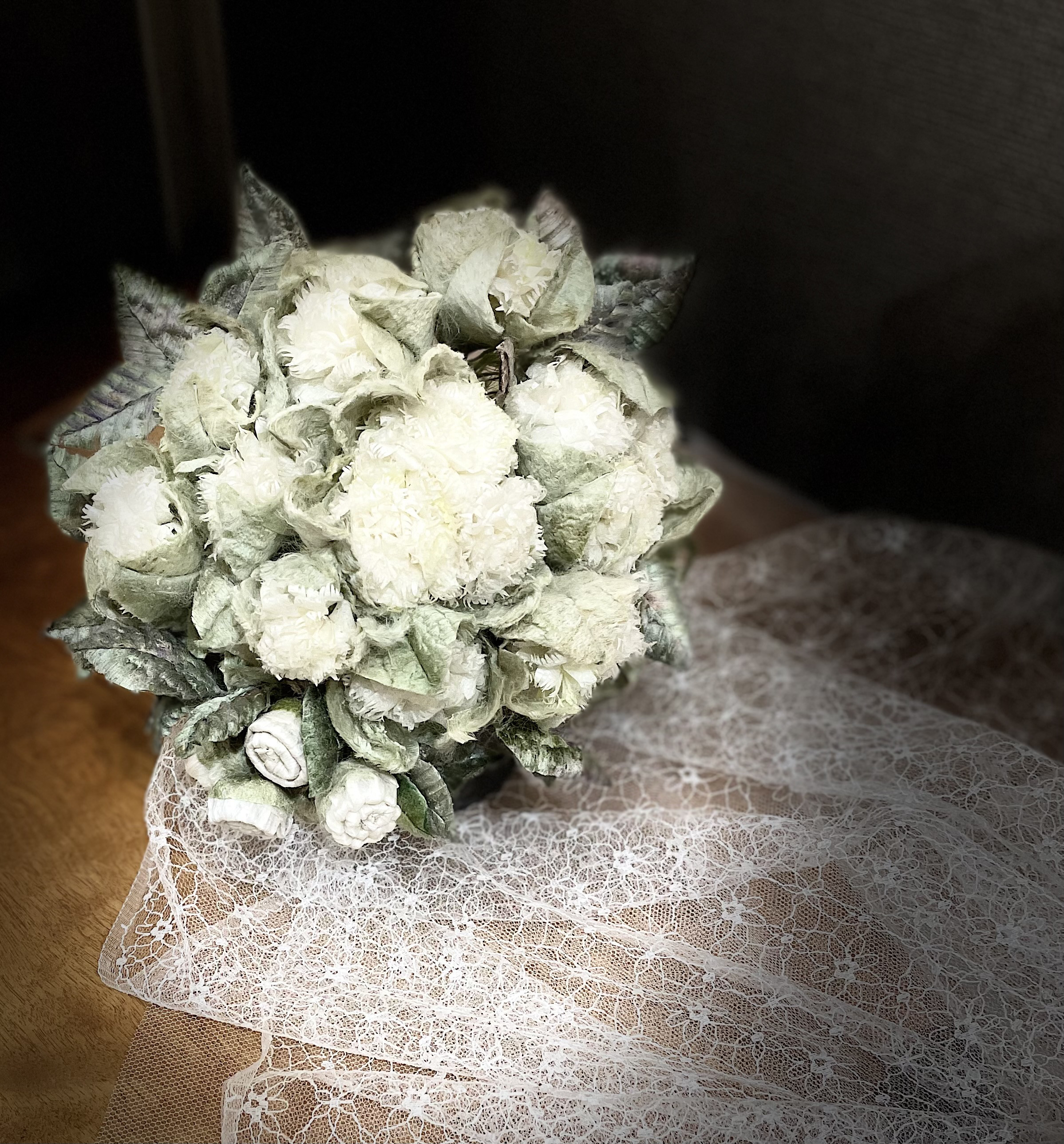 2人の大切な日に彩りを添える国産シルク使用のウェディングブーケ。色褪せない思い出の宝物に。