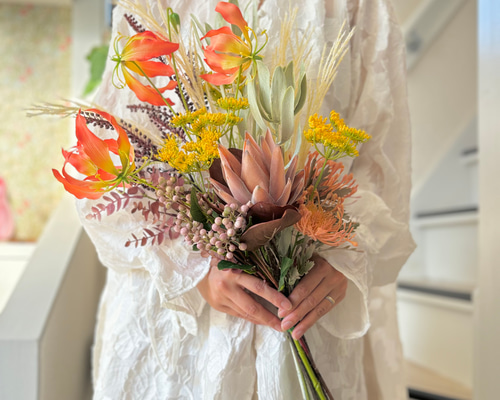 和装におすすめ♪ オレンジカラーの造花ブーケ スタイリッシュデザイン