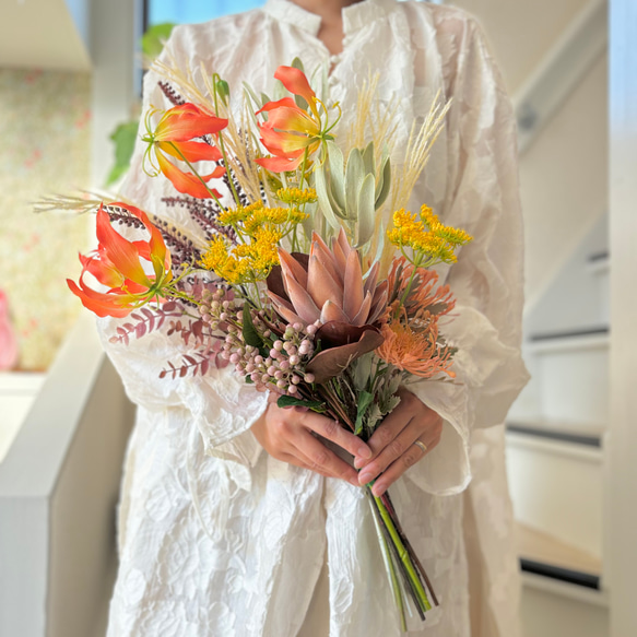 オレンジホワイト造花ブーケ 和装におすすめ♪ オレンジカラーの造花ブーケ スタイリッシュデザイン