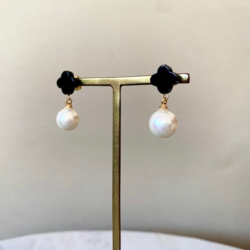 オニキスフラワーと貝パールの揺れるピアス/イヤリング ピアス