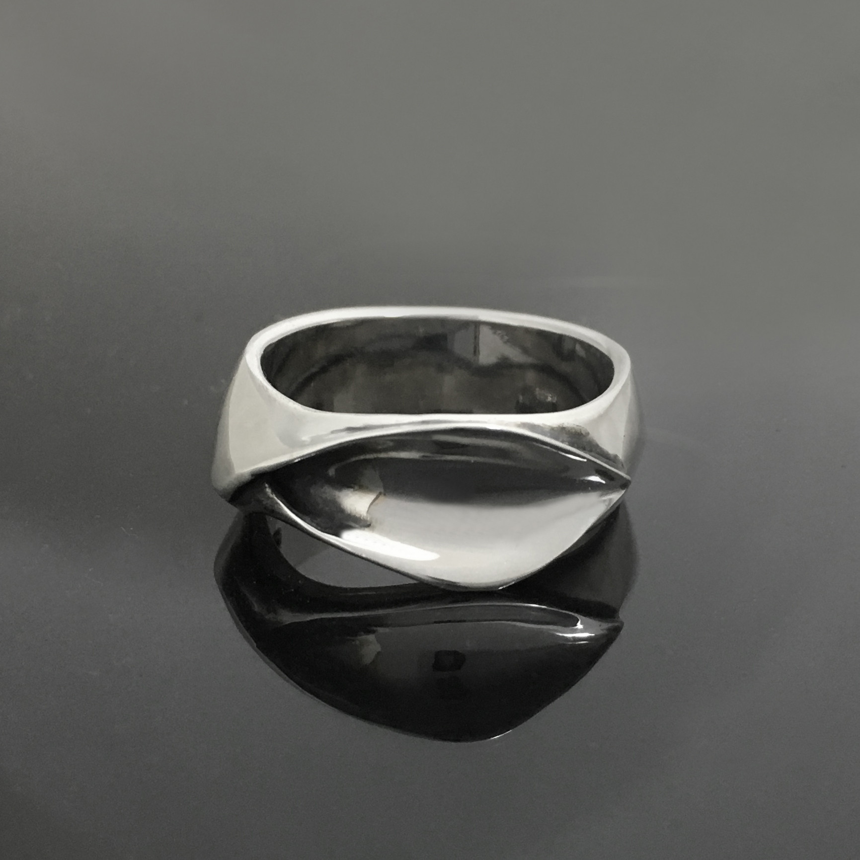 幸せを受けとめるドラセナリーフリング Sharp