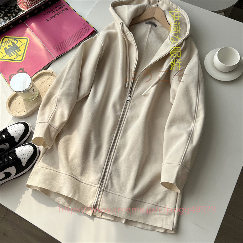 優しいベージュのおしゃれなけだるい風のゆったりとしたダウンの連帽パーカー