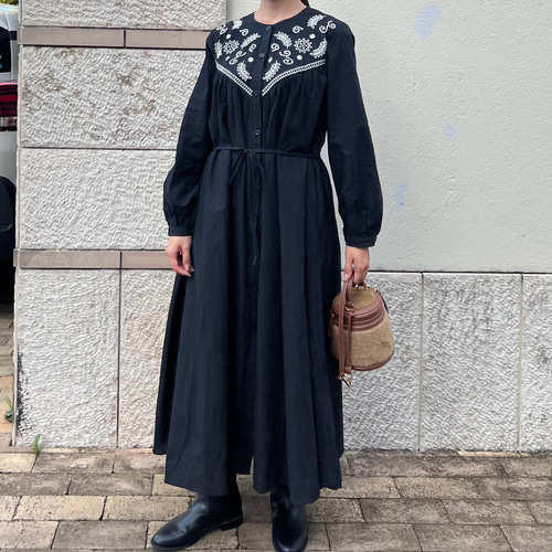 【関税込】セザンヌ 透かし刺繍 フロントボタン ワンピース 新送0】刺繍の胸元が華やかな前ボタンワンピース【刺繍前開き