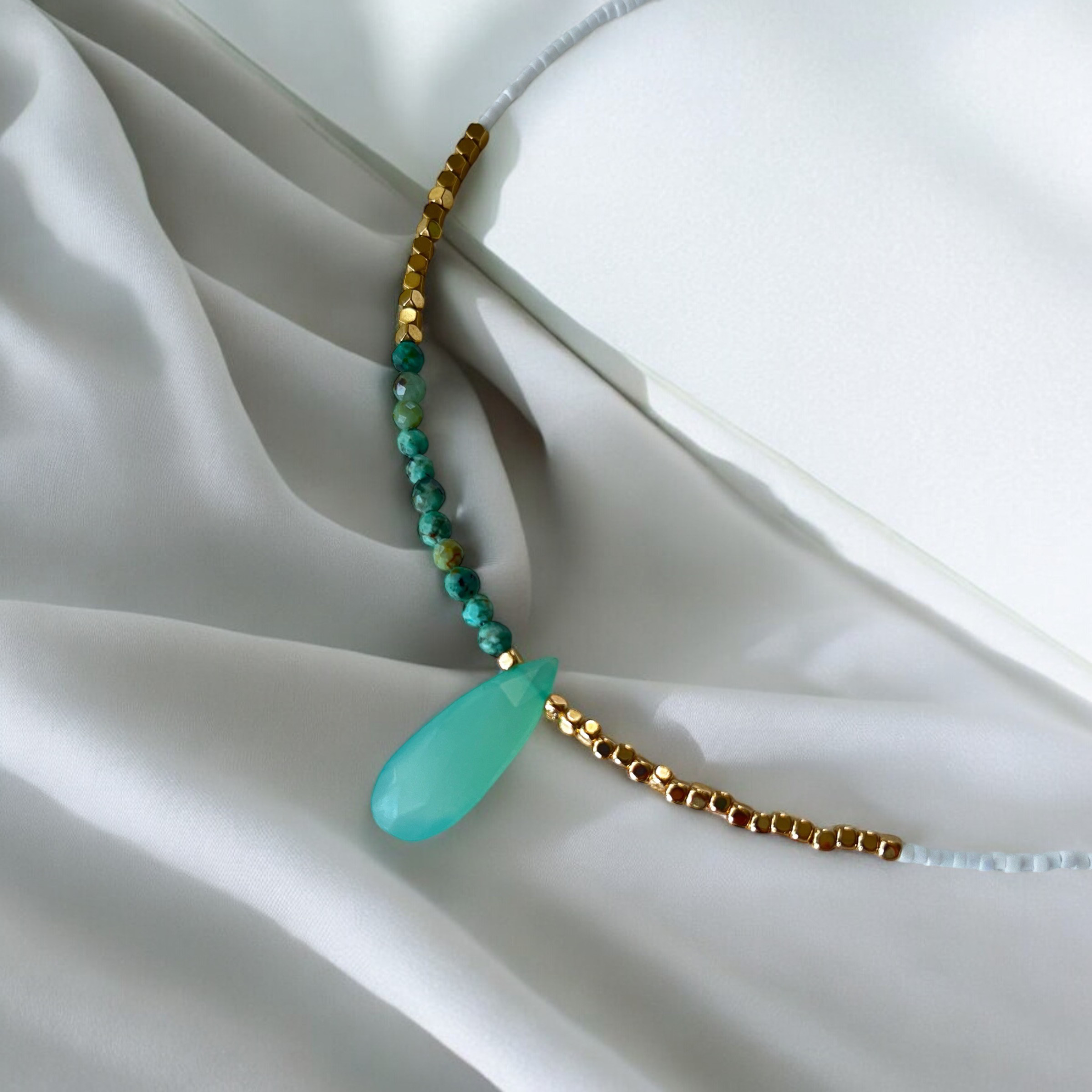 カルセドニー　アフリカンターコイズ　　ゴールド　ネックレス