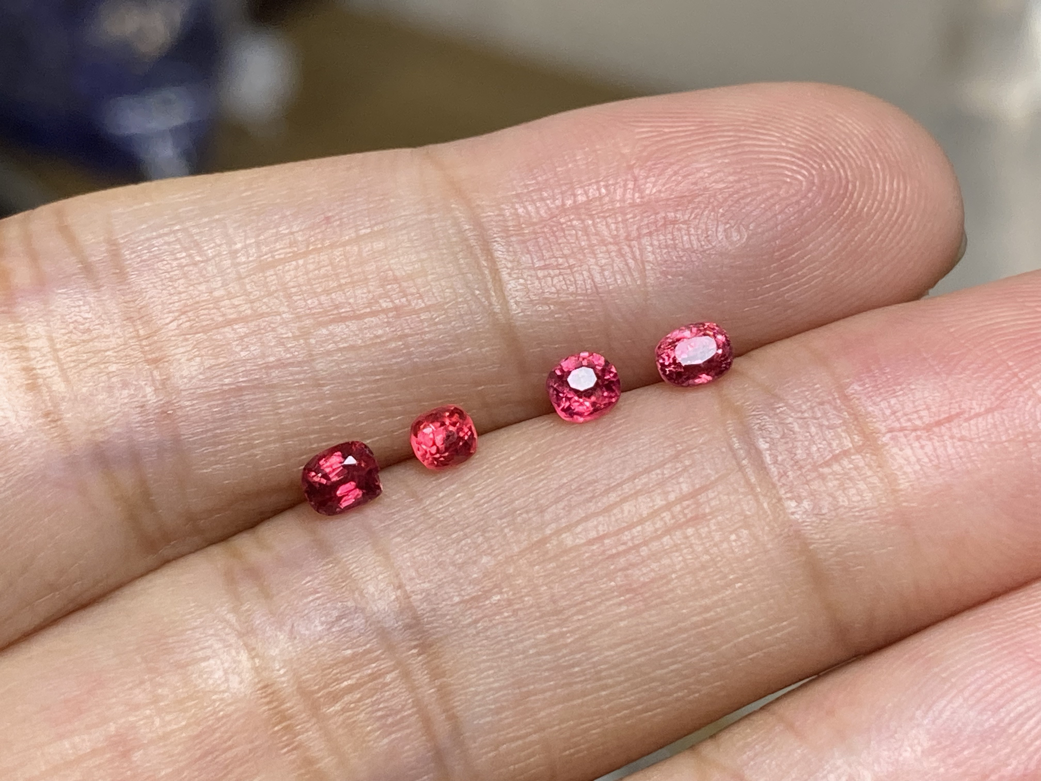 RS8-50 ミニ 非加熱 ホットピンク～レッド スピネル ミャンマー産 