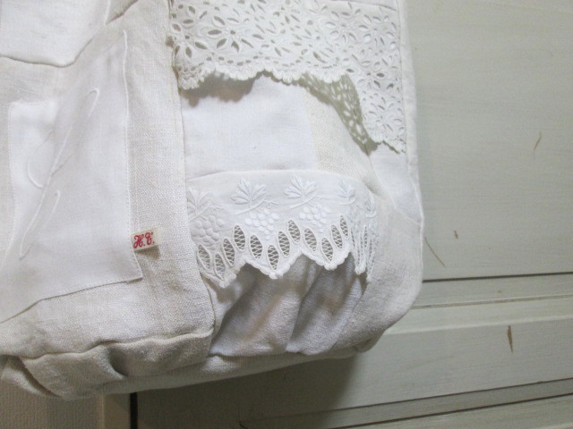 フランスアンティークホワイトリネンと手刺繍レースとイニシャルのパッチワークのパニエトート