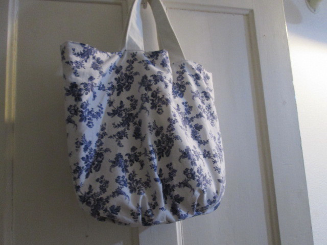 フランスアンティークホワイトリネンと手刺繍レースとイニシャルのパッチワークのパニエトート