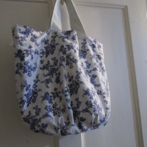 フランス　クロスステッチ　肩掛けバック　手仕事 クロスステッチ刺繍バッグ（花唐草文：オフホワイト） 2221