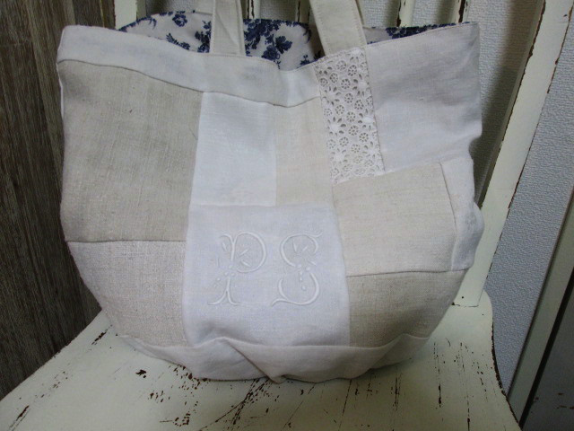 フランスアンティークホワイトリネンと手刺繍レースとイニシャルのパッチワークのパニエトート
