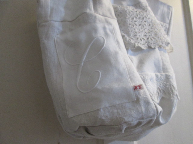 フランスアンティークホワイトリネンと手刺繍レースとイニシャルのパッチワークのパニエトート