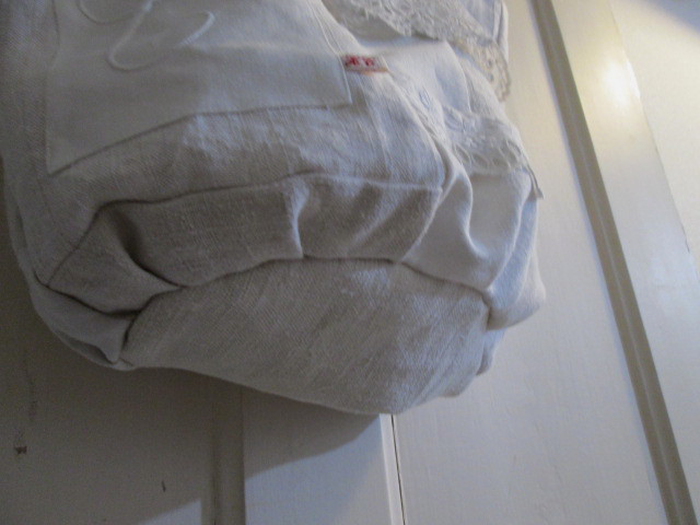 フランスアンティークホワイトリネンと手刺繍レースとイニシャルのパッチワークのパニエトート